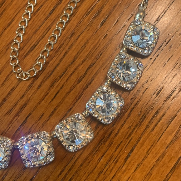 NWOT Beautiful Statement Necklace! Has 11 Rhinestones Surrounded in Gold Tone - Picture 5 of 17